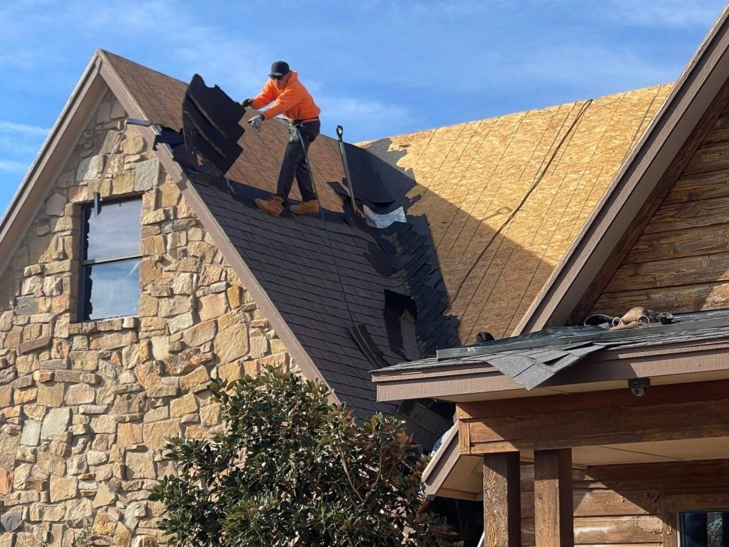 2025 Roofing Trends: Should a roof be repaired or replaced