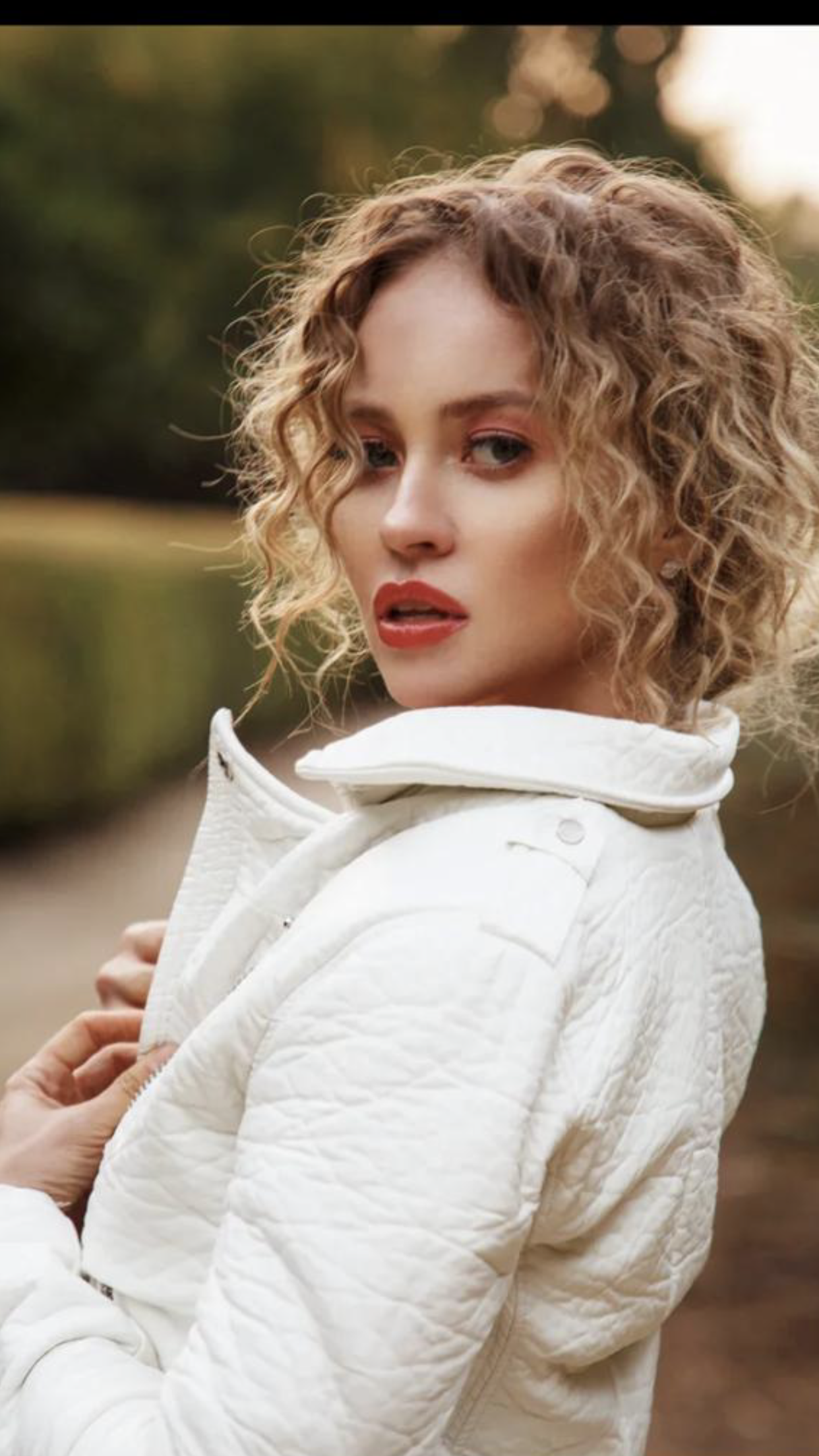 Famous model, actress and artist Ellen Alexander released her new song "Heartless"