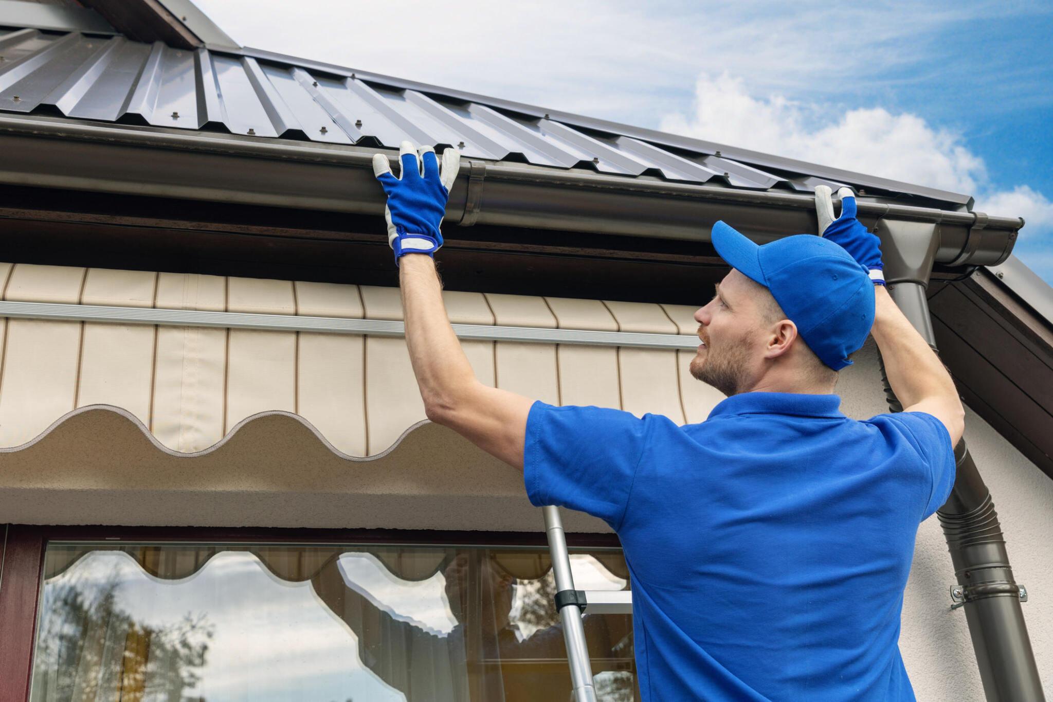 Reliable Gutter Cleaning Service for Long-Lasting Seamless Gutters