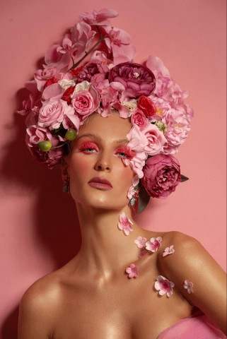 Gigi Hadid Kaia Gerber Flower Bouquet Moschino Spring 2018